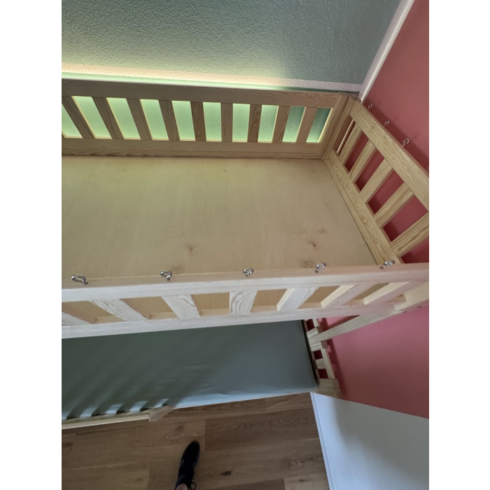 Spielbett für ein Kind mit stabiler Treppe